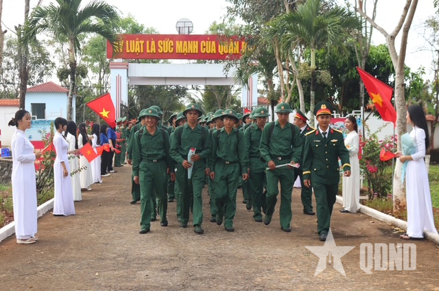 Trung đoàn 584 (Bộ CHQS tỉnh Đắk Lắk) kết nối chiến sĩ mới với cán bộ đơn vị và người thân